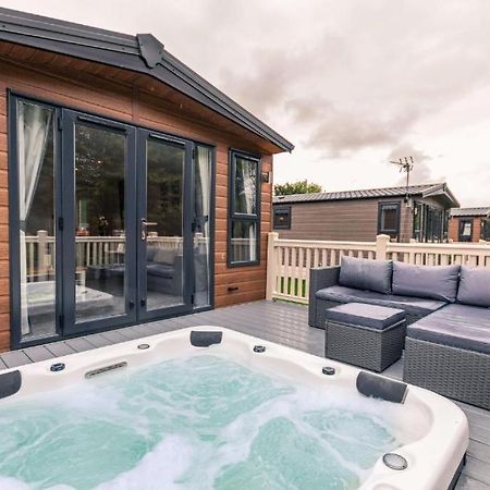 The Serenity Lodge With Hot Tub York Exterior photo