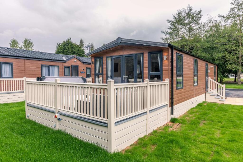The Serenity Lodge With Hot Tub York Exterior photo